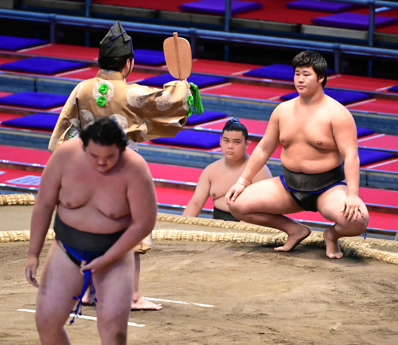 春雷（右）は寄り切りで最上桜を破り序ノ口優勝を決める（撮影・小沢裕）