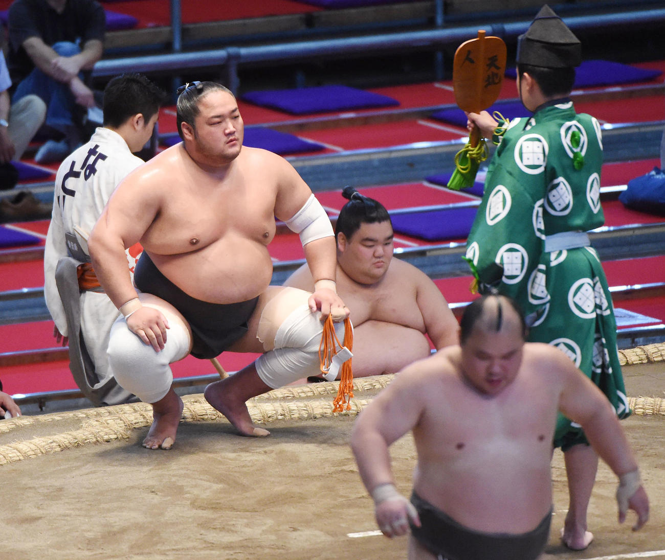 大相撲名古屋場所13日目　鳩岡（左）は勝ち名乗りを受ける（撮影・森本幸一）