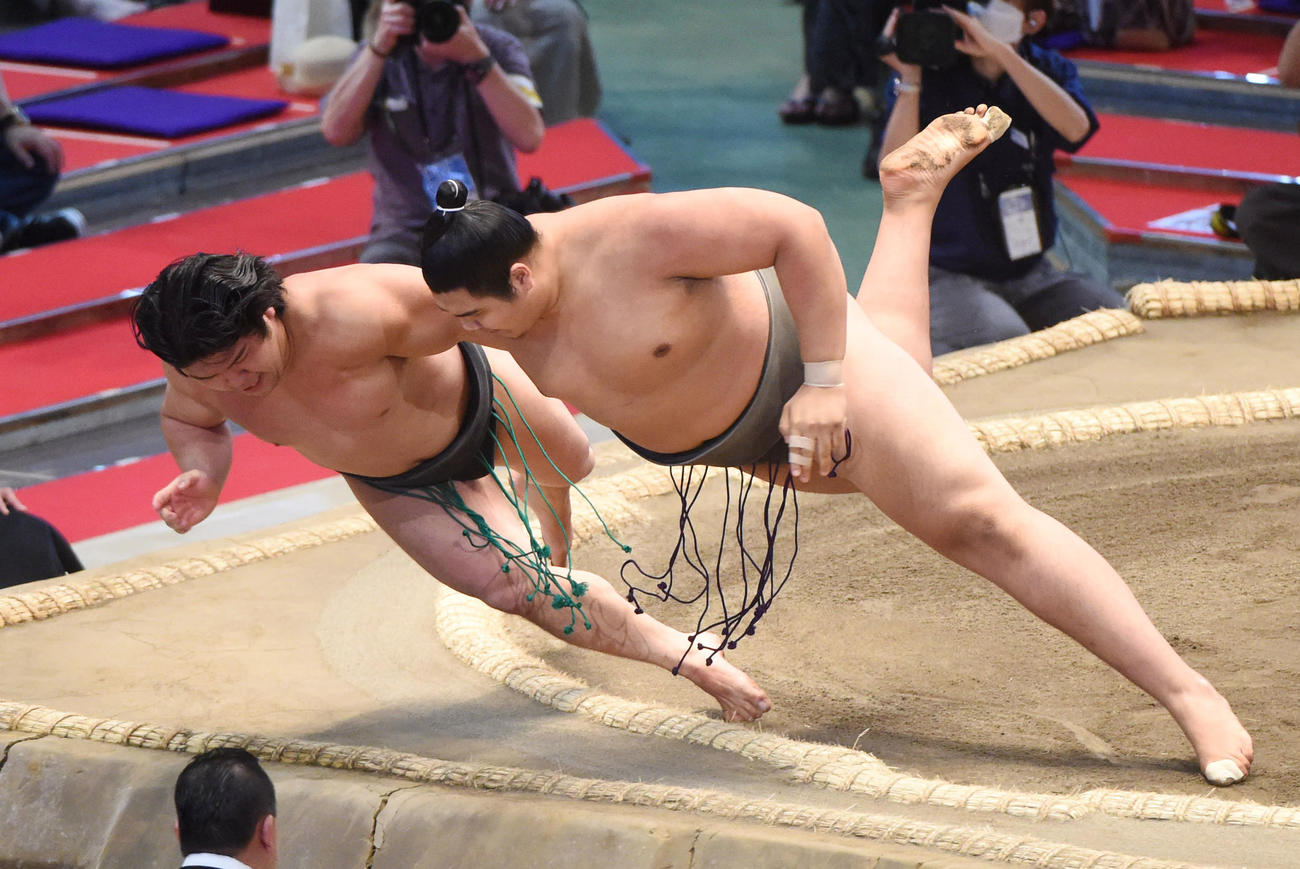 大相撲名古屋場所13日目　北青鵬（右）は石崎を寄り倒しで破り幕下優勝を決める（撮影・森本幸一）