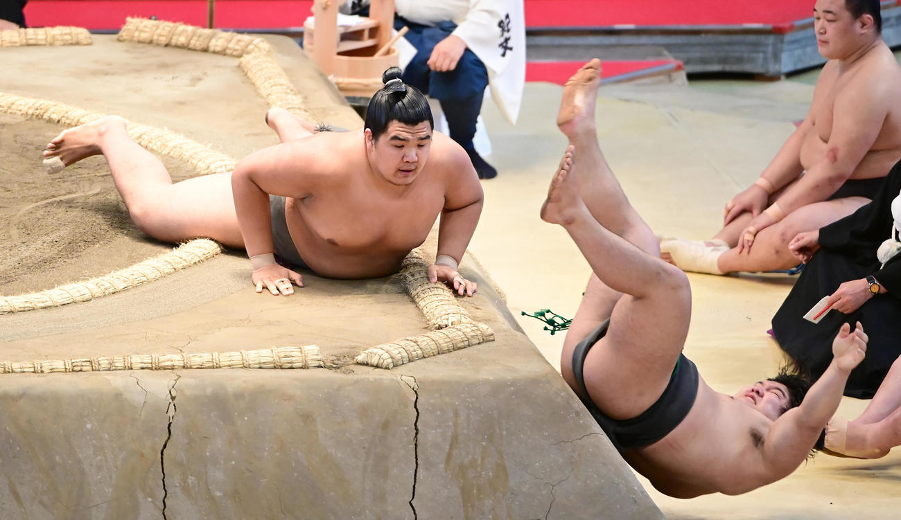北青鵬は石崎（右）を寄り倒しで破り幕下優勝を決める（撮影・小沢裕）