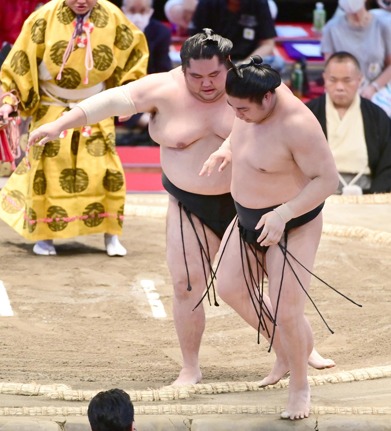 大奄美（左）は寄り切りで若元春を破る（撮影・小沢裕）