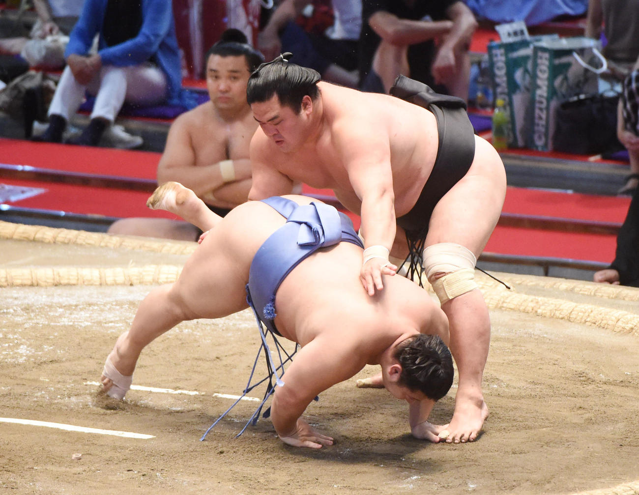 大相撲名古屋場所14日目　妙義龍（奥）が翔猿をはたき込みで破る（撮影・森本幸一）