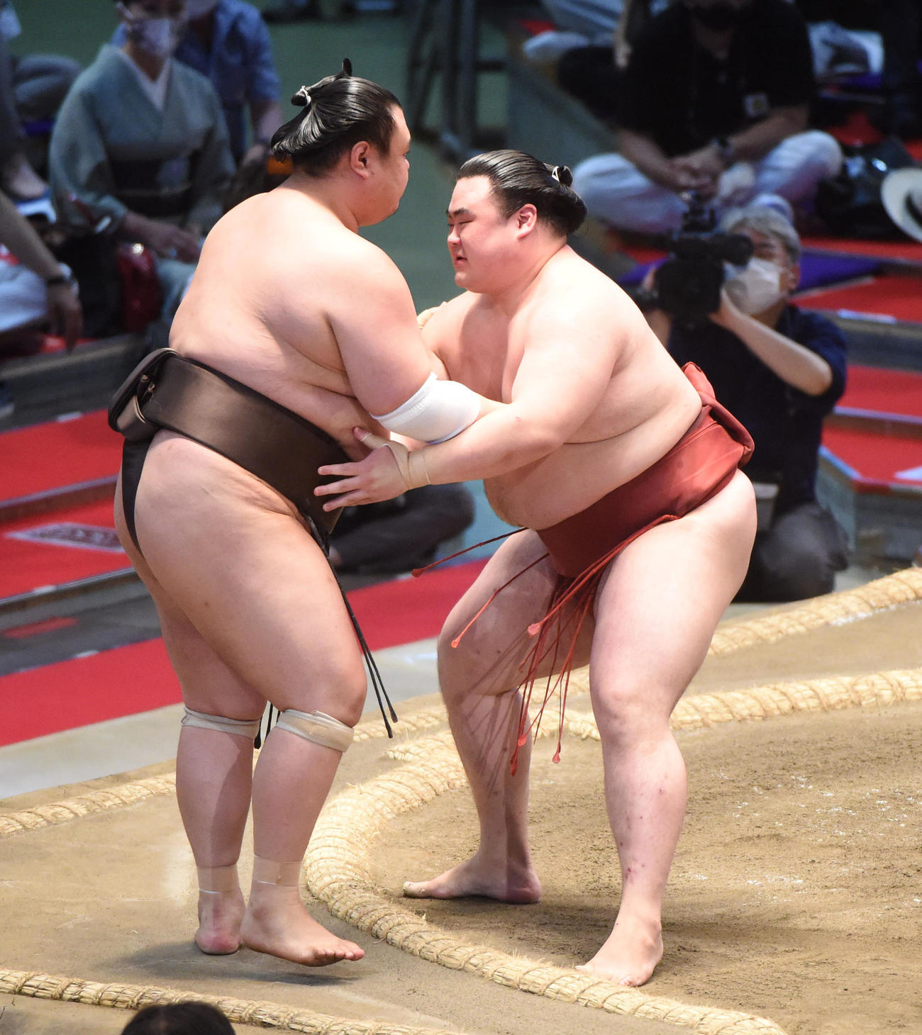 大相撲名古屋場所14日目　隆の勝（右）が英乃海を寄りきりで破る（撮影・森本幸一）
