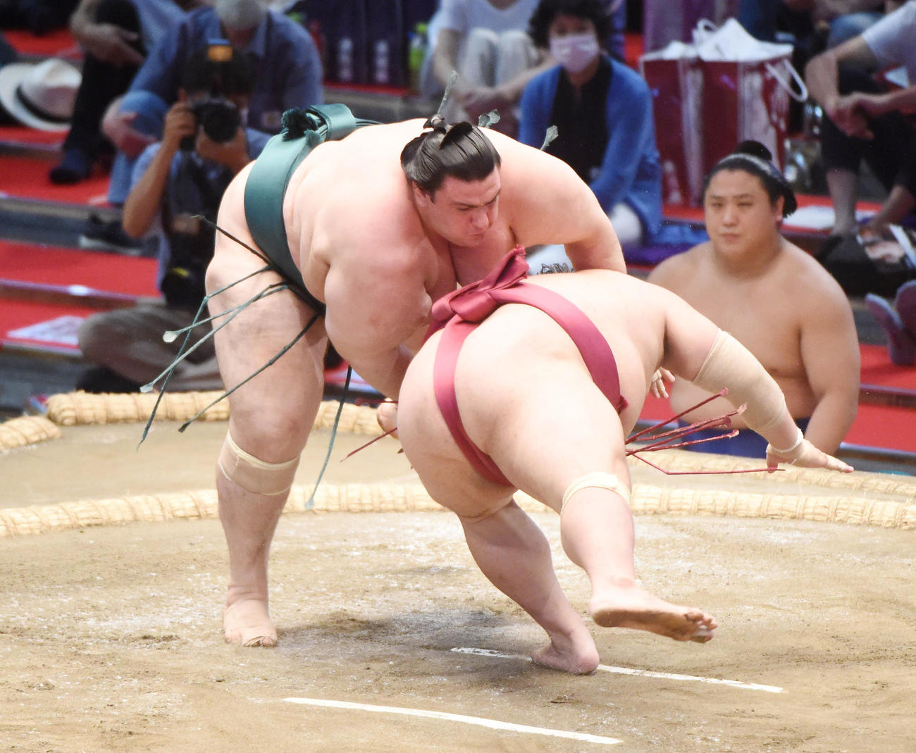 大相撲名古屋場所14日目　碧山（左）が大栄翔をはたき込みで破る（撮影・森本幸一）
