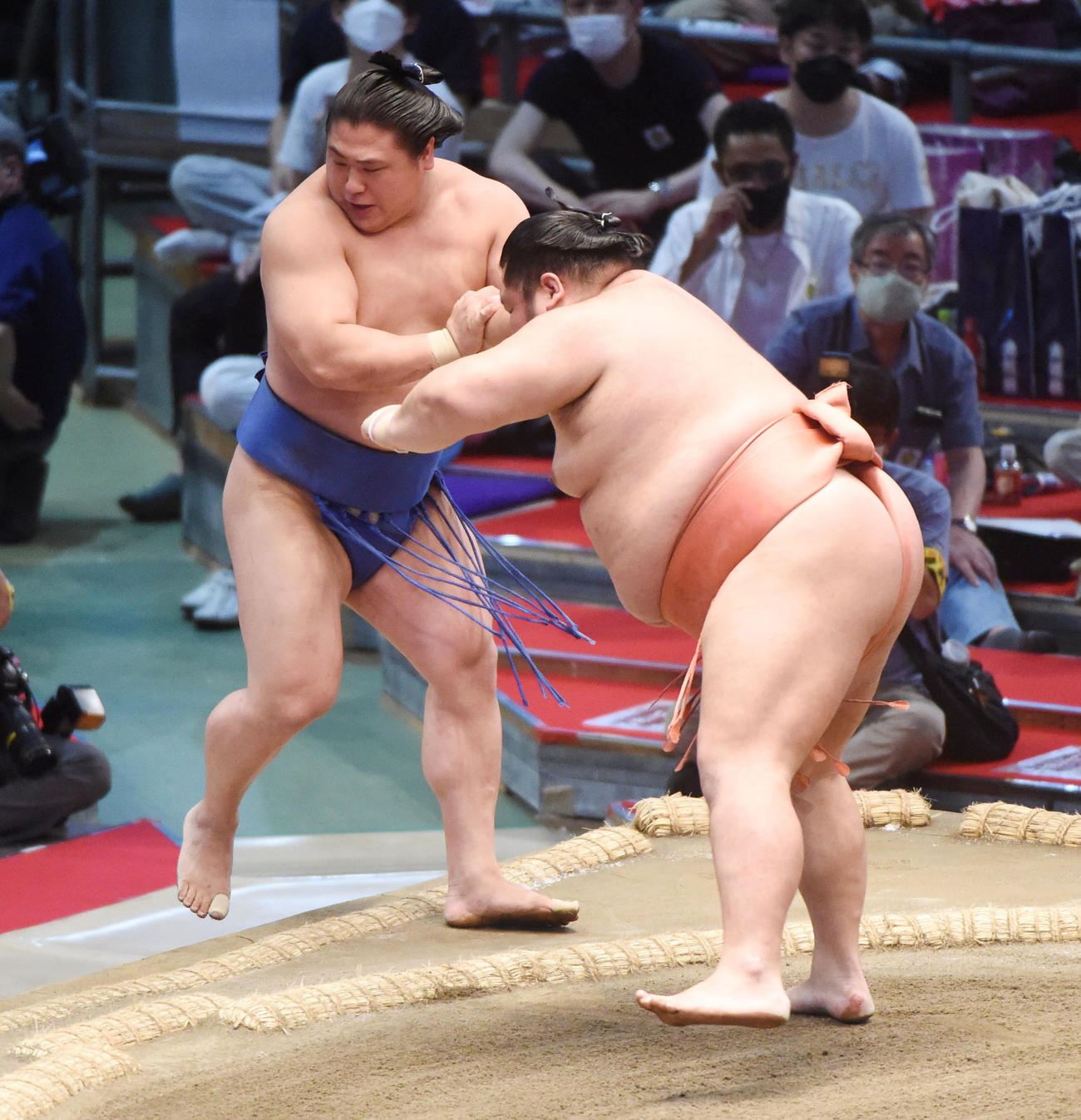 大相撲名古屋場所14日目　千代大龍（右）が若隆景を突き出しで破る（撮影・森本幸一）
