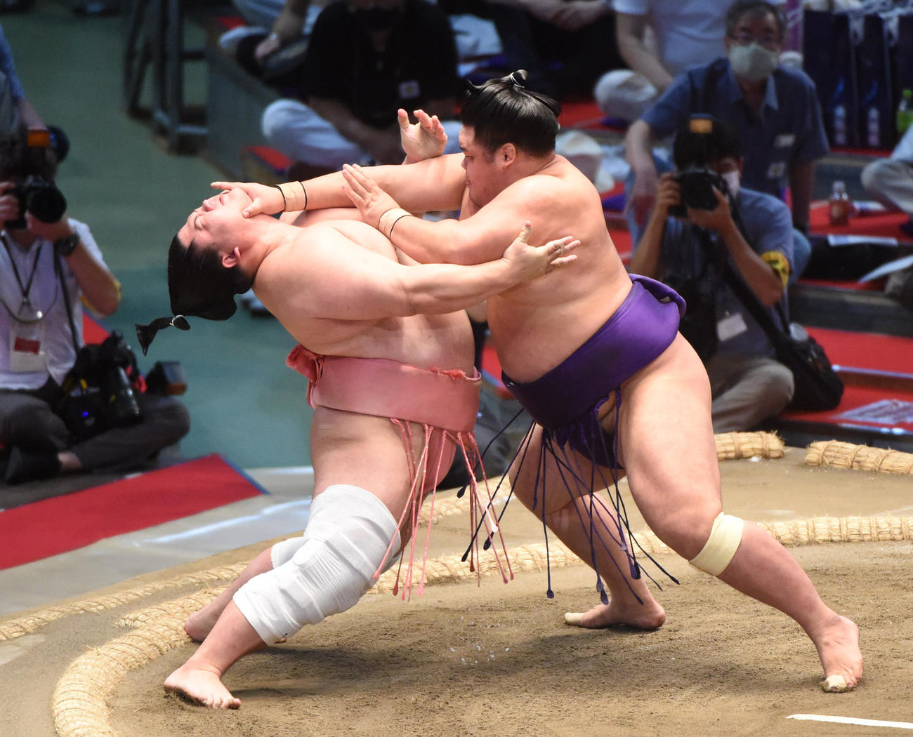大相撲名古屋場所14日目　宇良（左）が明生の突き押しで大きくのけぞる（撮影・森本幸一）