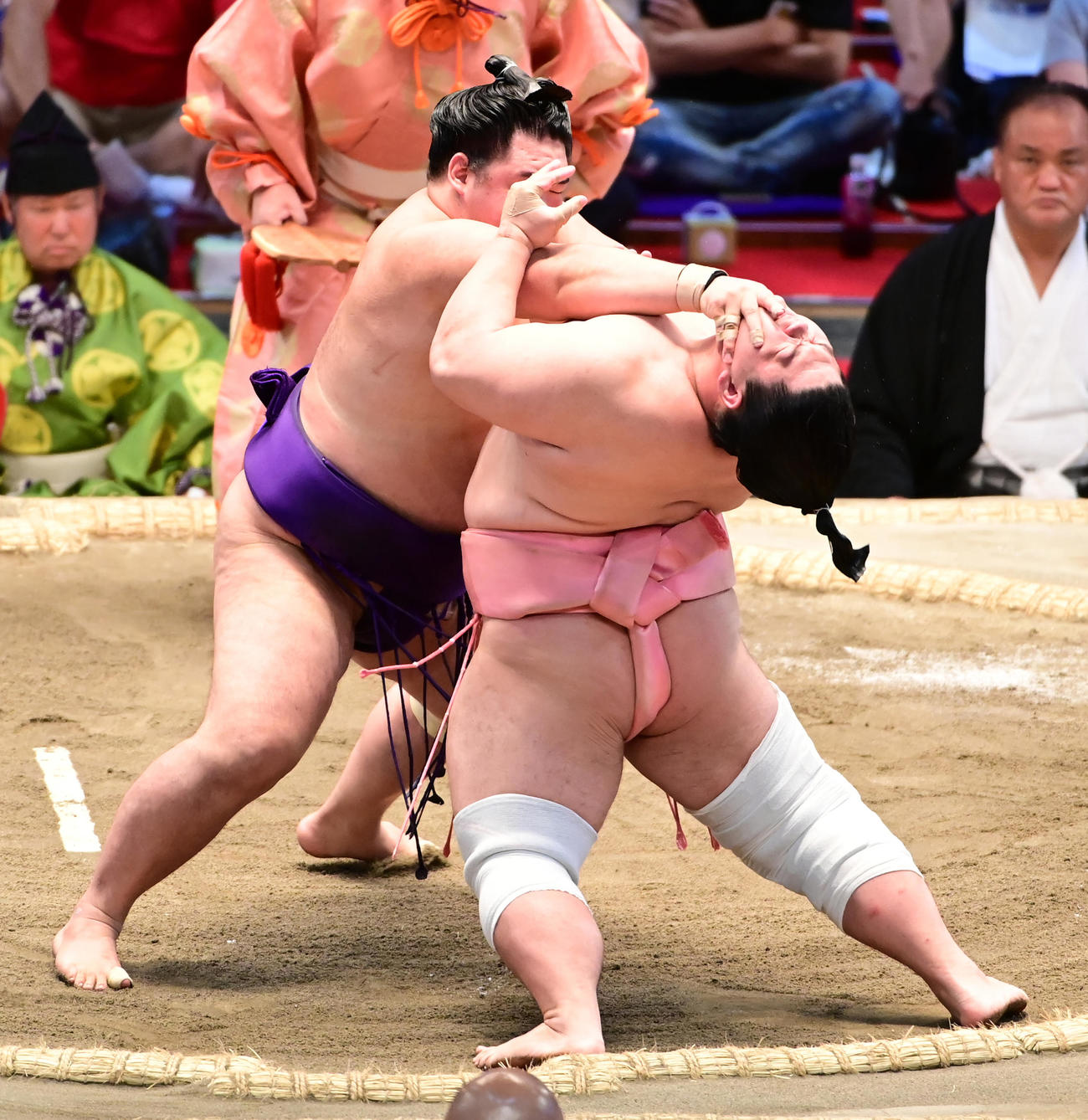 明生（左）の攻めを土俵際でこらえる宇良（撮影・小沢裕）