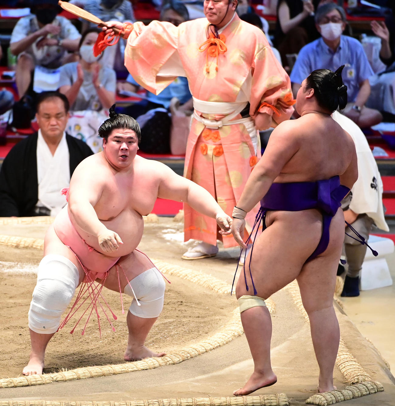 宇良（左）は寄り切りで明生を破る（撮影・小沢裕）