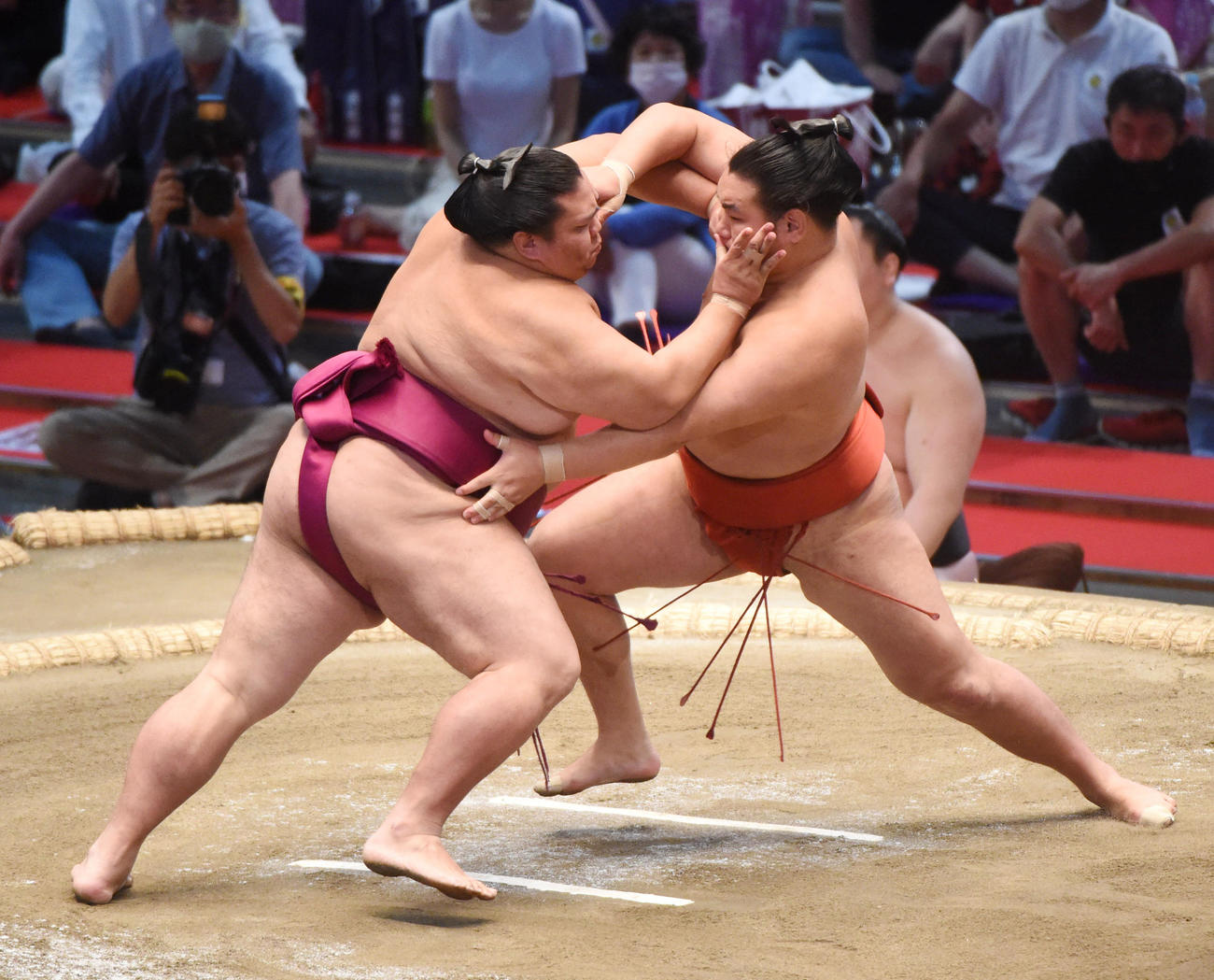 大相撲名古屋場所14日目　御嶽海（左）が豊昇龍を激しく突く（撮影・森本幸一）