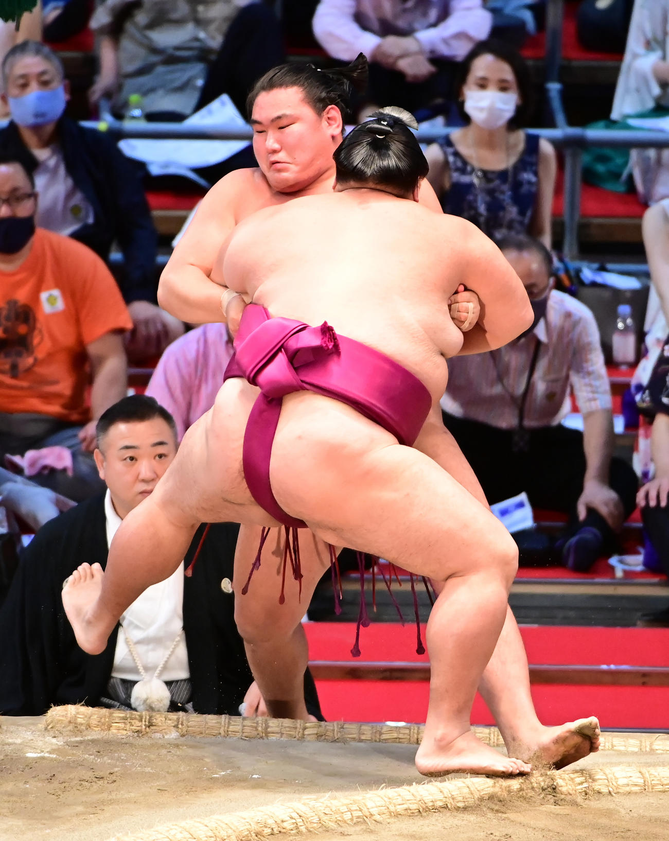 御嶽海（手前）は豊昇龍を寄り切りで破る（撮影・小沢裕）