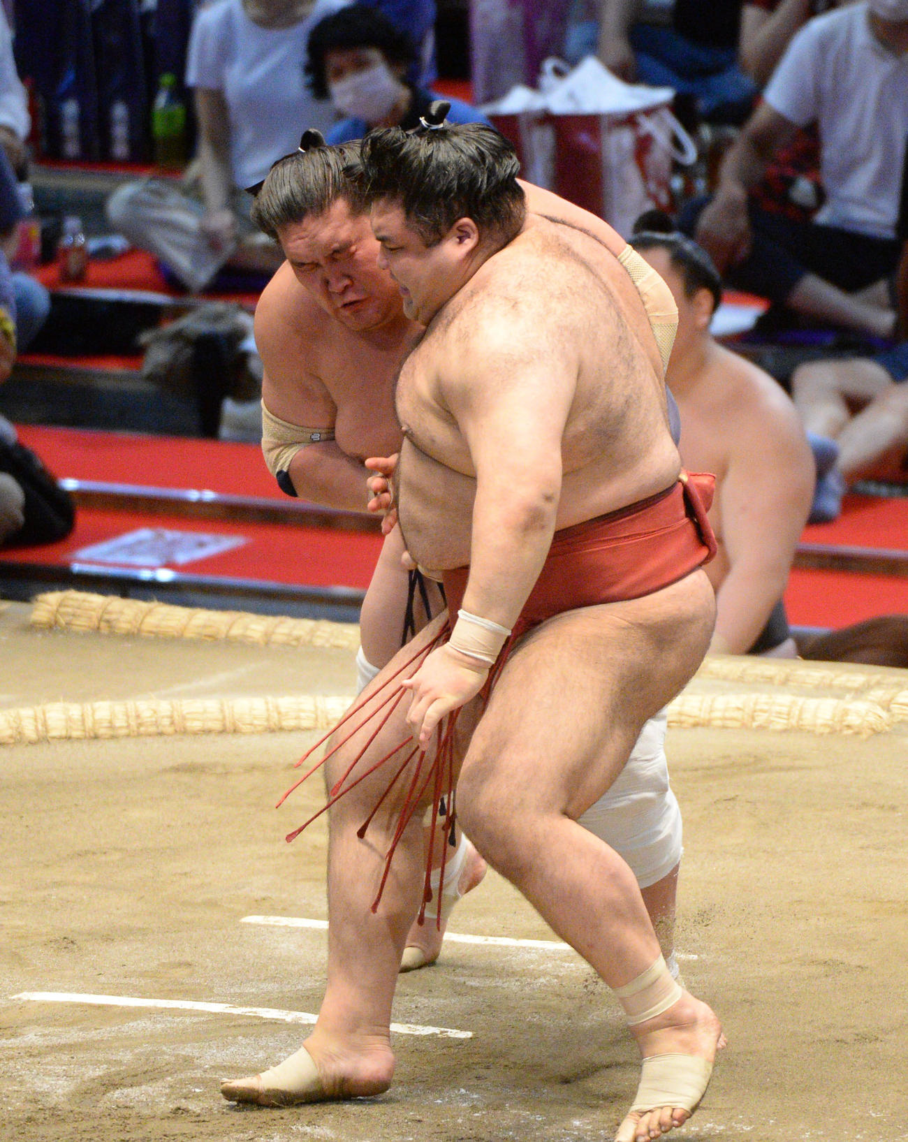 大相撲名古屋場所14日目　照ノ富士（奥）が高安を寄りきりで破る（撮影・森本幸一）