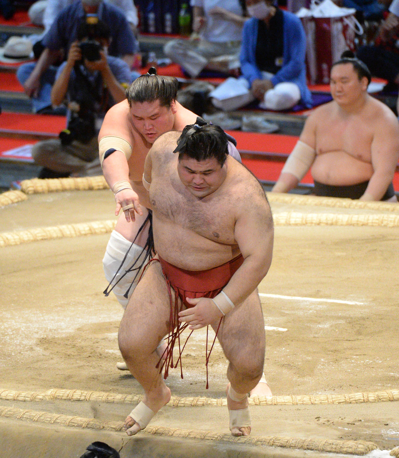 大相撲名古屋場所14日目　照ノ富士（奥）が高安を寄りきりで破る（土俵下は白鵬）（撮影・森本幸一）