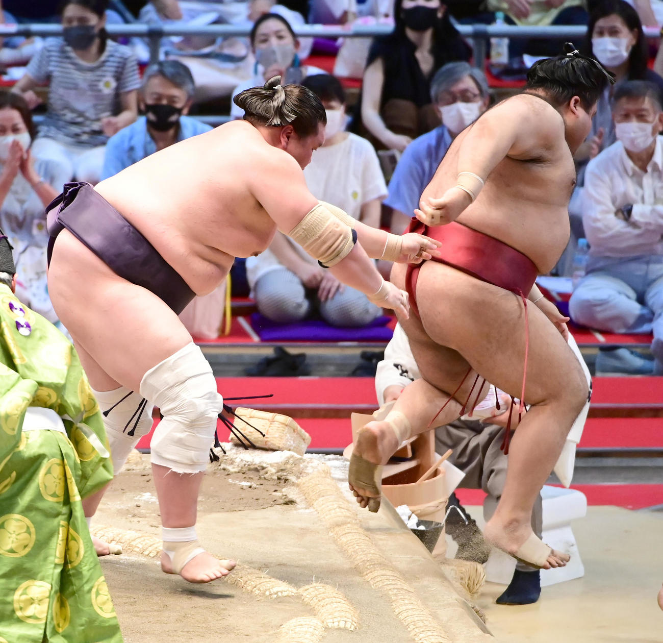 照ノ富士は高安（右）を寄り切りで破る（撮影・小沢裕）