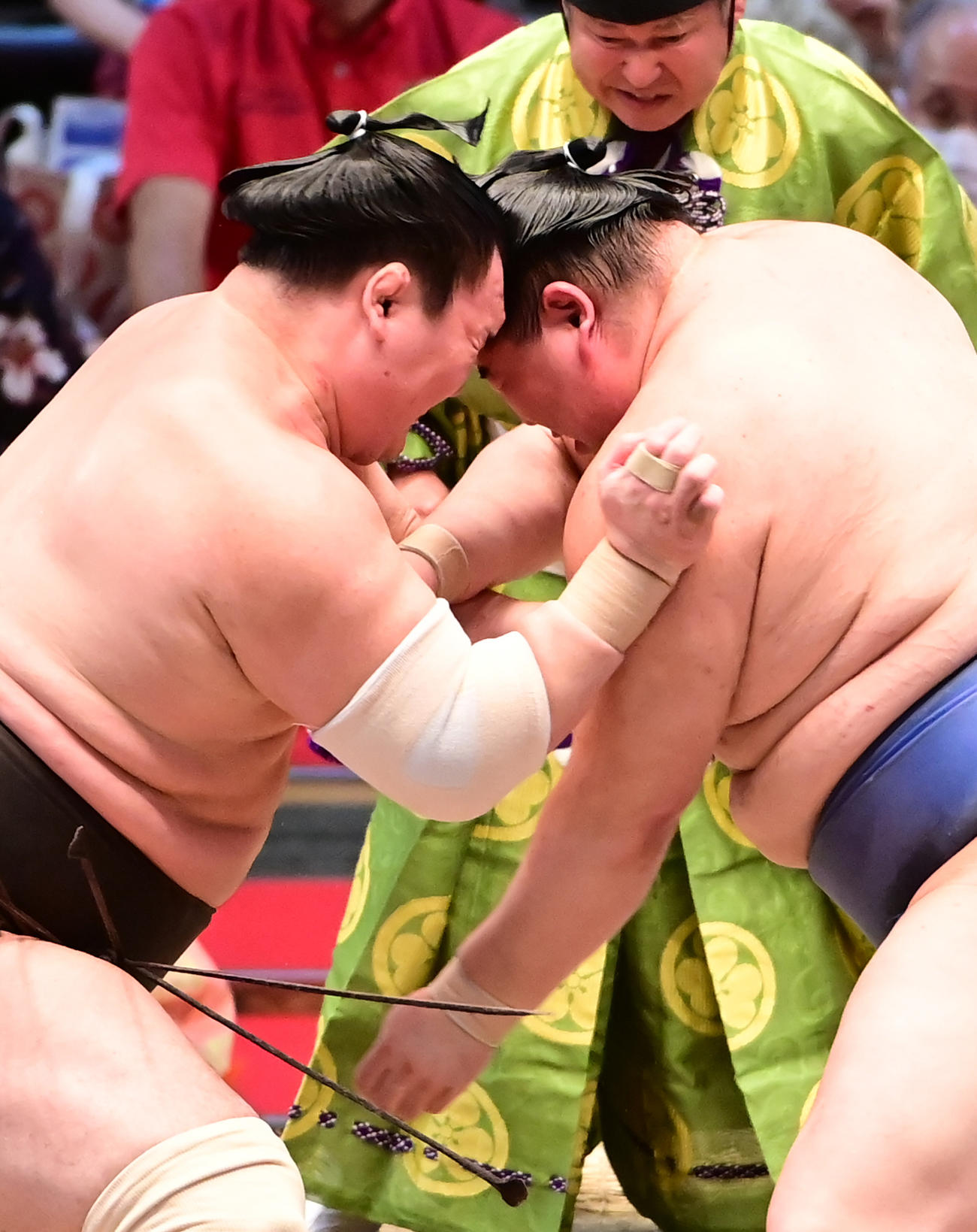 正代（右）に頭突きを見舞う白鵬（撮影・小沢裕）