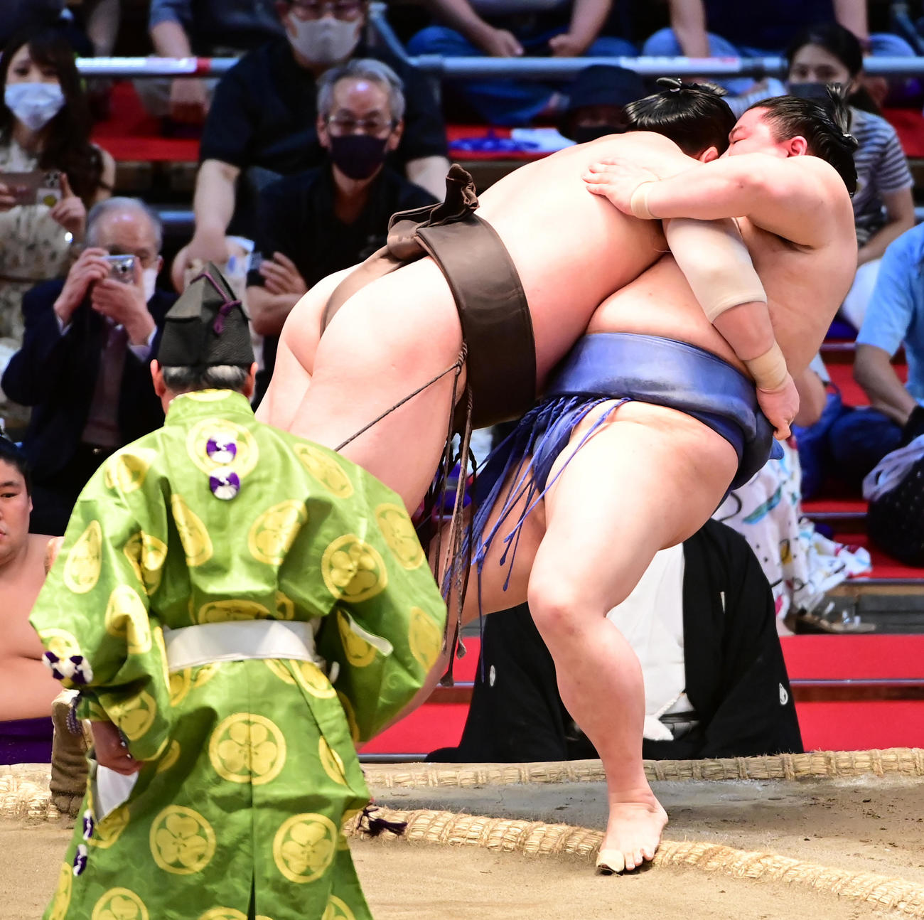 正代（右）を浴びせ倒しで破る白鵬（撮影・小沢裕）