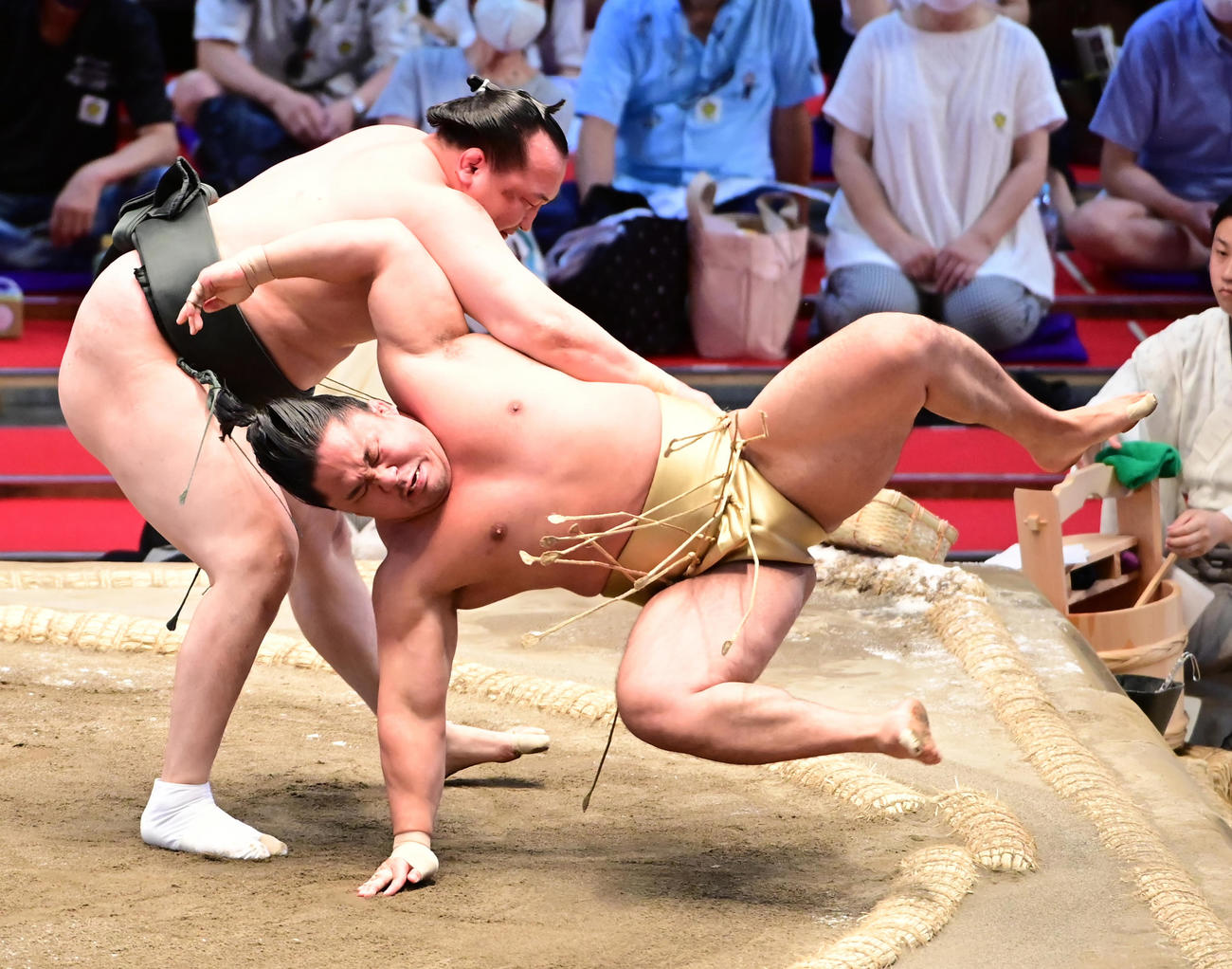千代翔馬（左）は石浦を上手投げで破る（撮影・小沢裕）