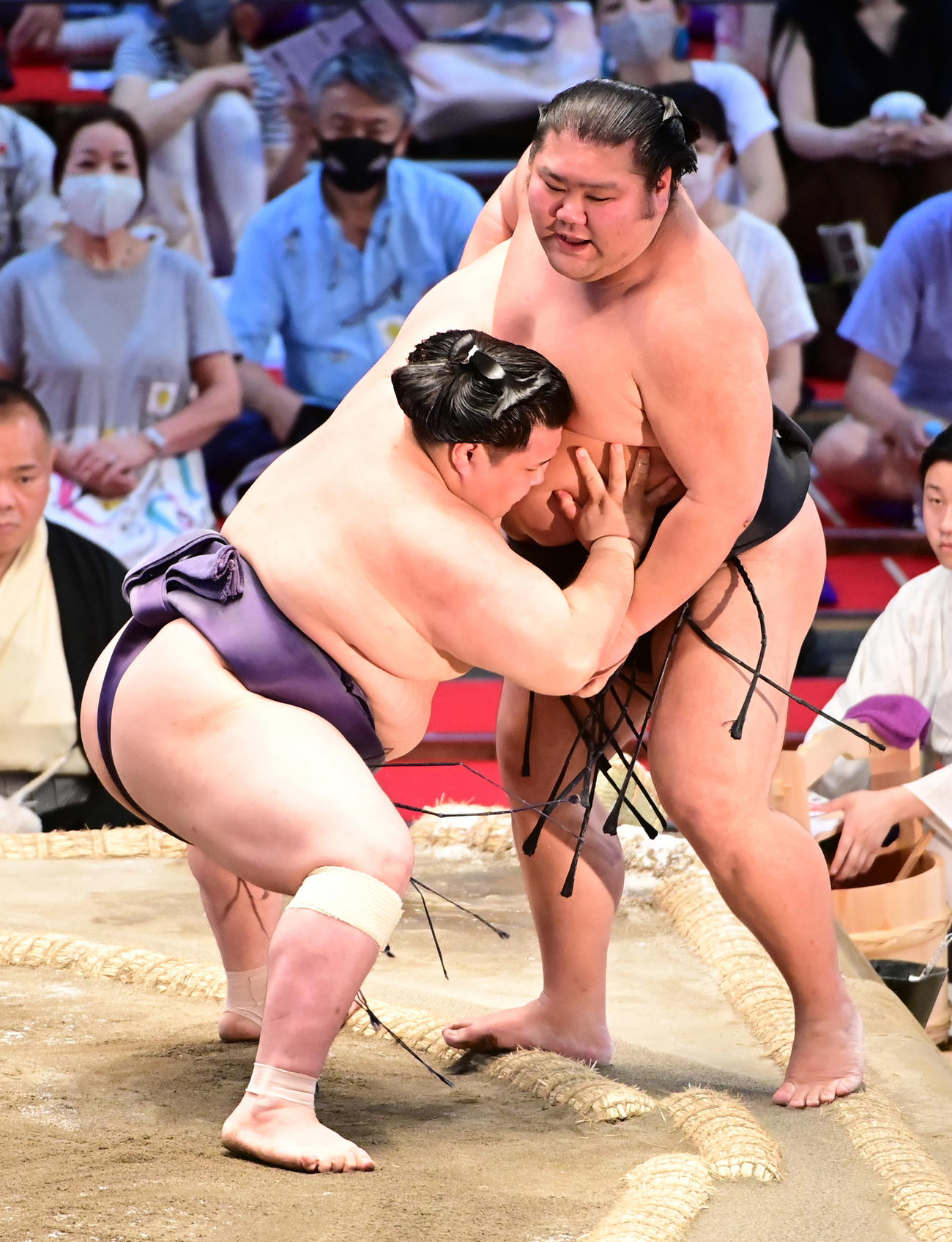阿武咲（左）は千代ノ皇を寄り切りで破る（撮影・小沢裕）