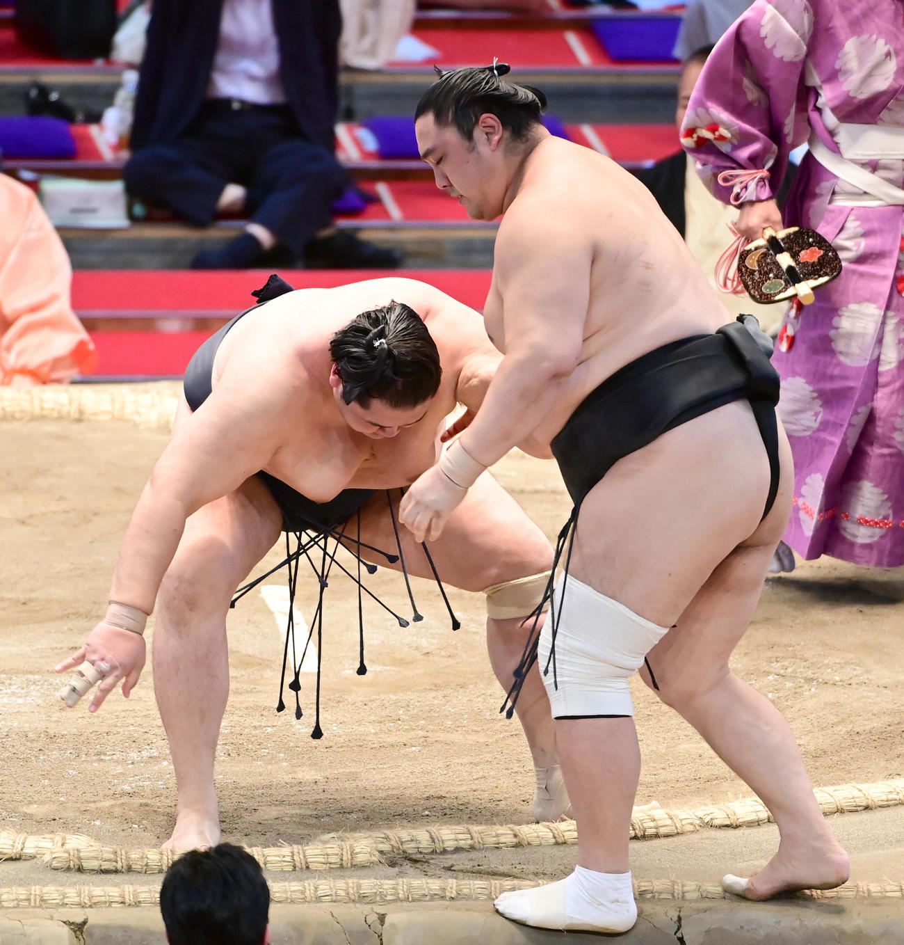 輝（左）は隠岐の海を押し出しで破る（撮影・小沢裕）
