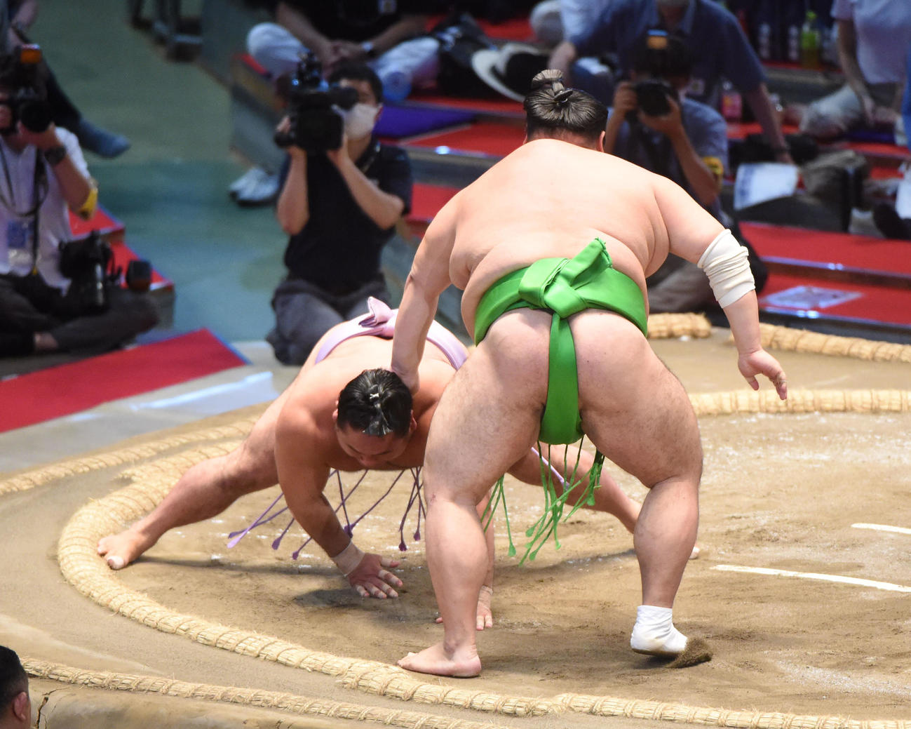 大相撲名古屋場所14日目　千代丸（右）が琴恵光をはたき込みで破る（撮影・森本幸一）