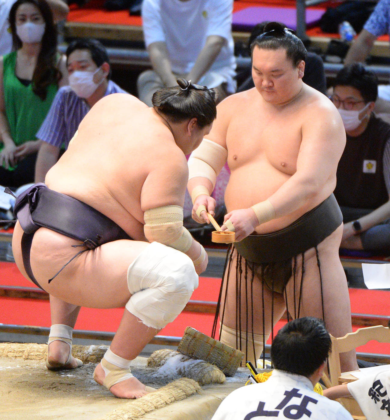 大相撲名古屋場所14日目　白鵬（右）は照ノ富士に力水をつける（撮影・森本幸一）