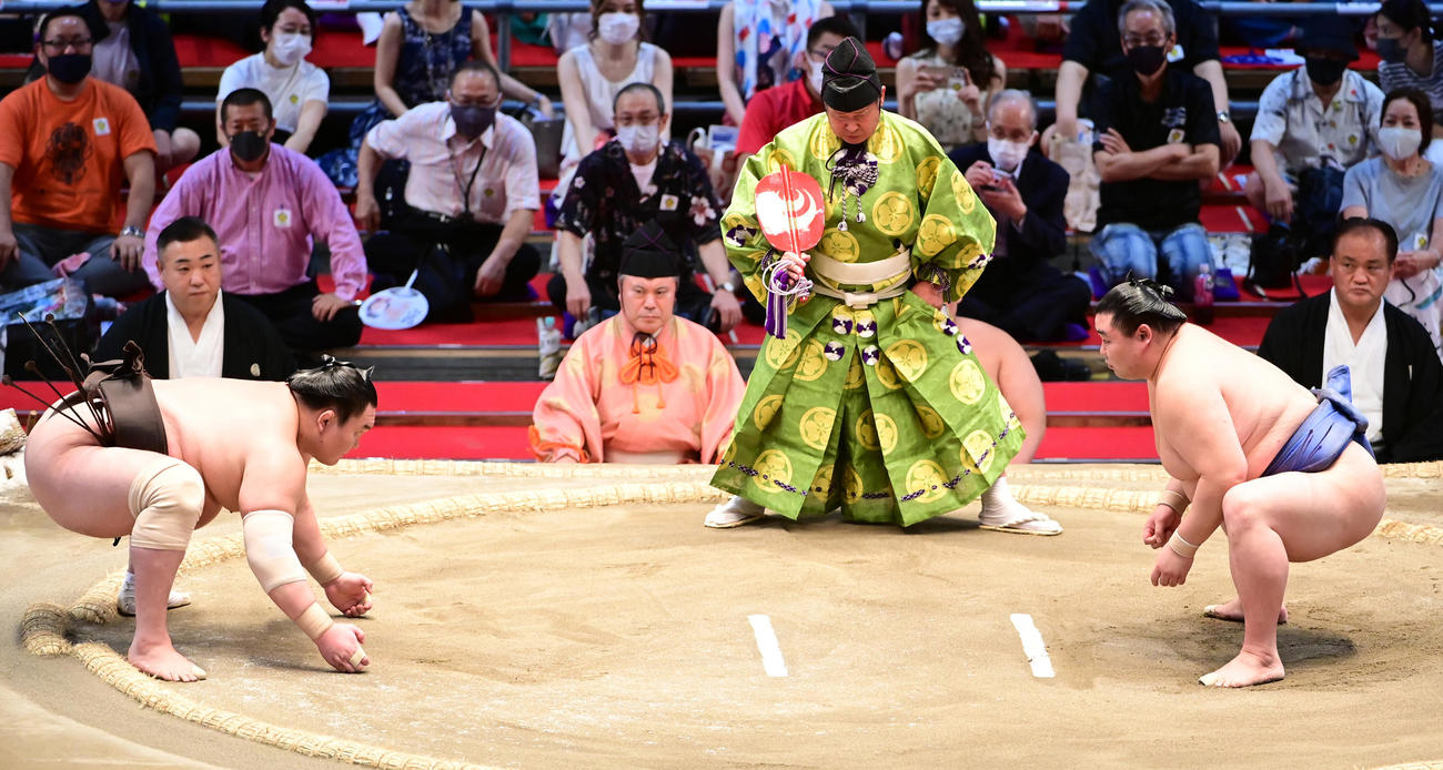 土俵いっぱいまで下がり正代（右）との一番に臨む白鵬（撮影・小沢裕）