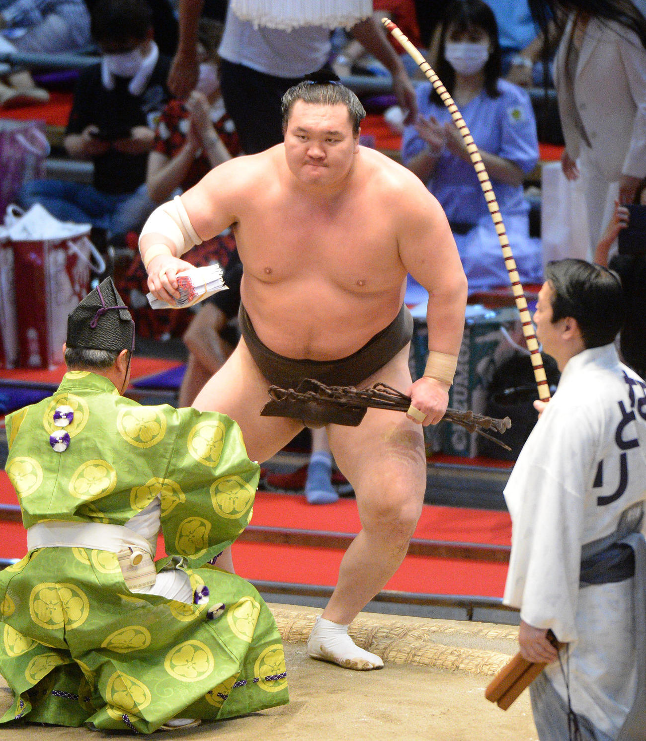 懸賞を手にする白鵬（撮影・森本幸一）