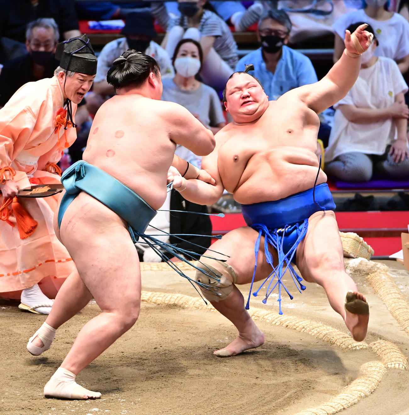 玉鷲（左）は北勝富士を押し倒しで破る（撮影・小沢裕）