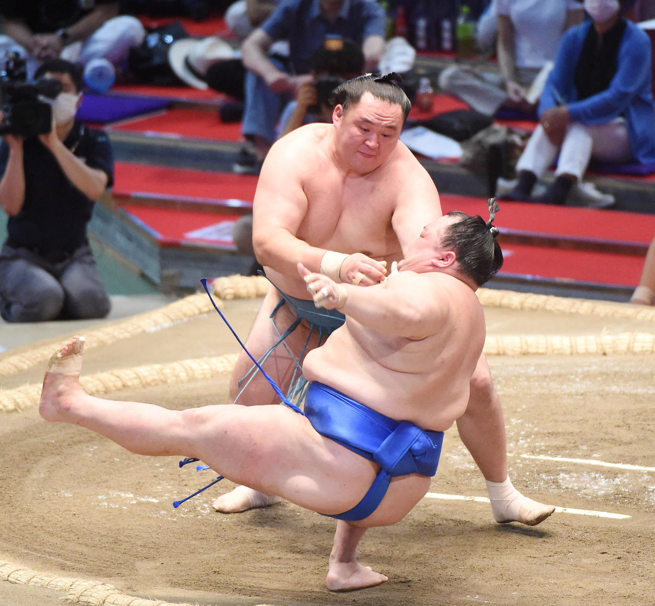 大相撲名古屋場所14日目　玉鷲（奥）が北勝富士を押し倒しで破る（撮影・森本幸一）