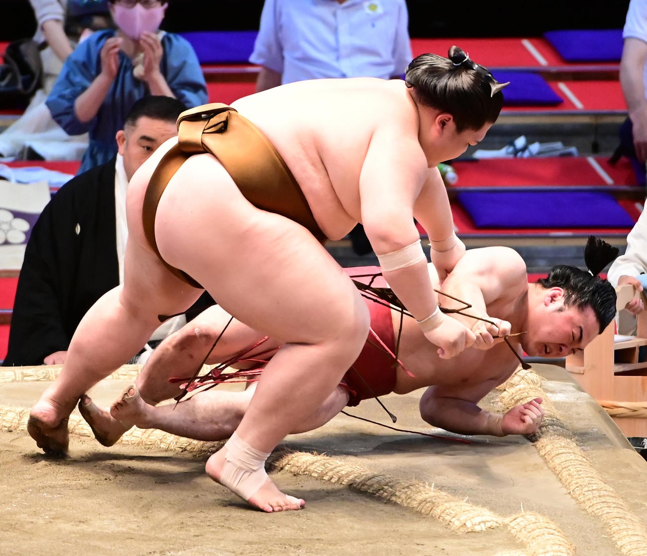 王鵬（左）は炎鵬を押し倒しで破る（撮影・小沢裕）