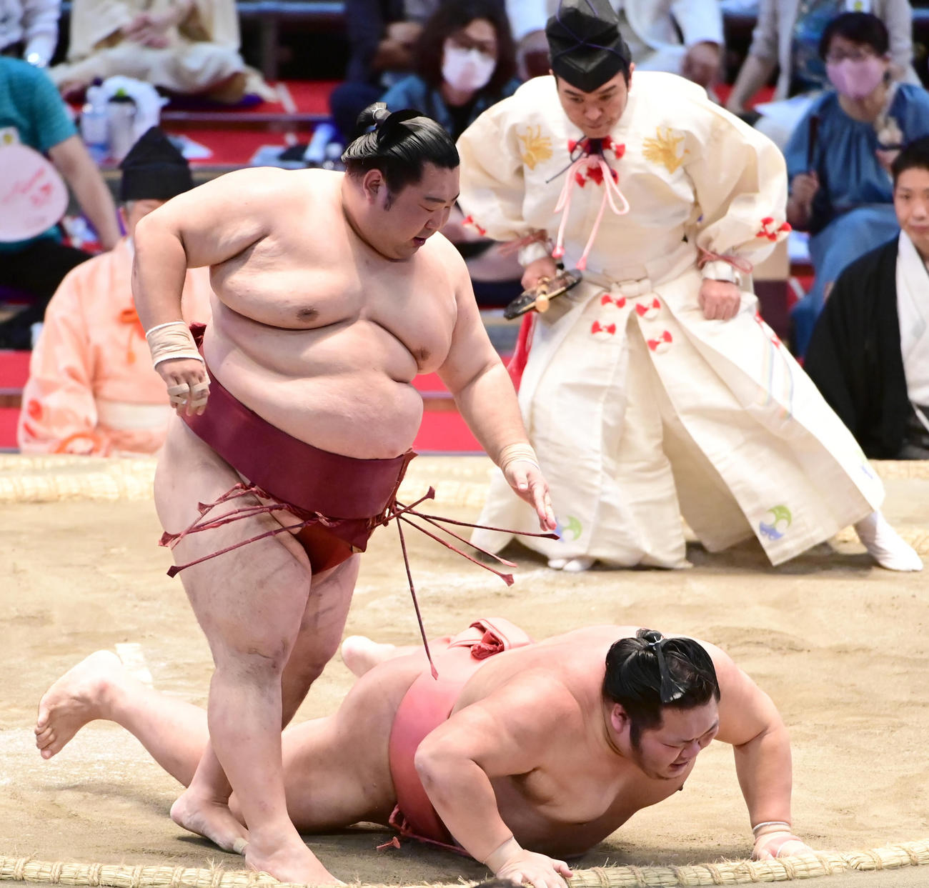 徳勝龍（左）は千代大龍を突き落としで破る（撮影・小沢裕）