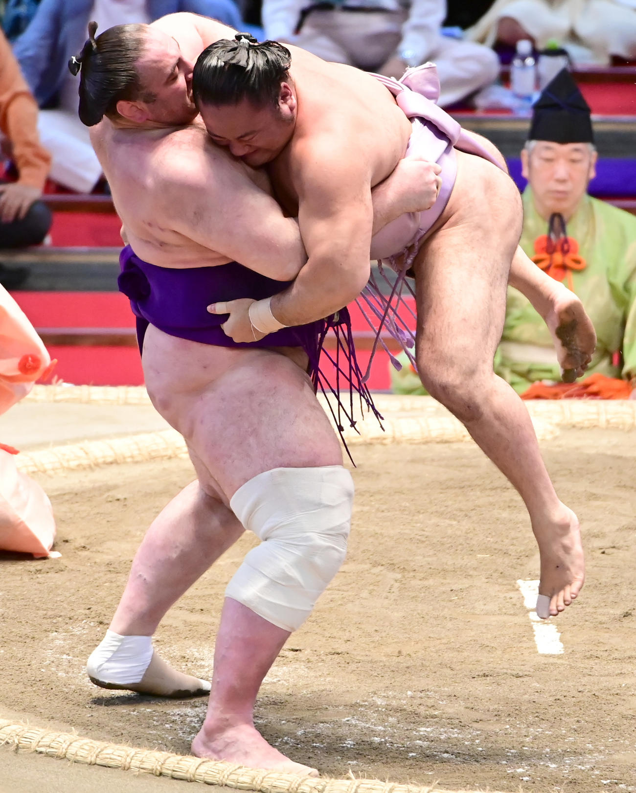栃ノ心（左）は琴恵光をつり出しで破る（撮影・小沢裕）