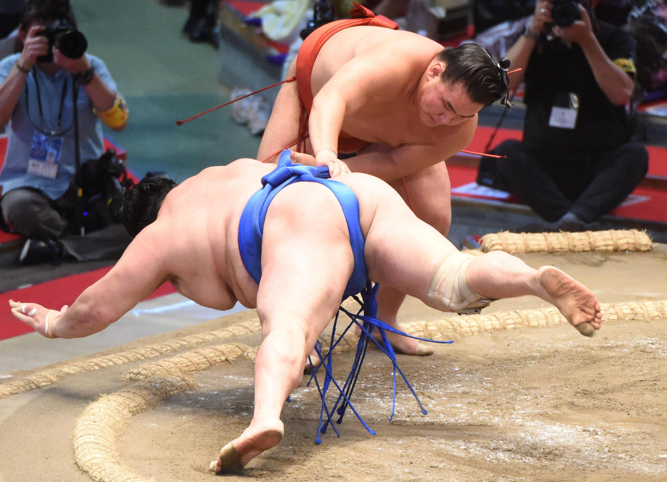 大相撲名古屋場所千秋楽　豊昇龍（奥）は北勝富士をはたき込みで破る（撮影・森本幸一）