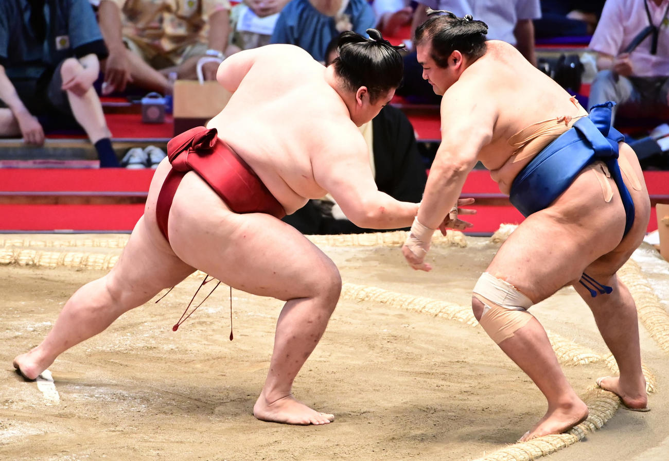 隆の勝（左）は千代の国を押し出しで破る（撮影・小沢裕）