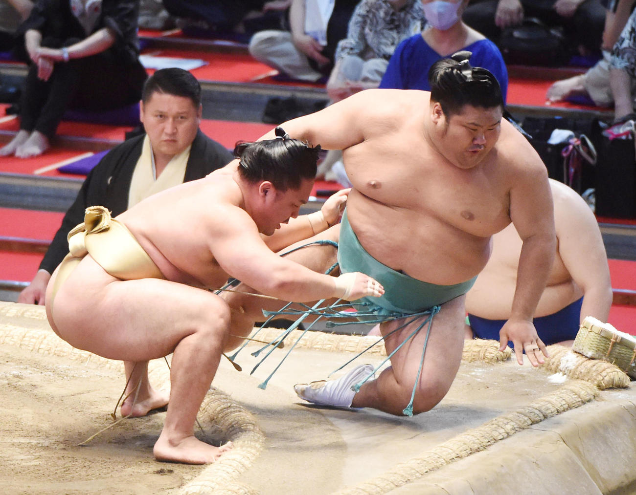 大相撲名古屋場所千秋楽　石浦（左）は天空海を寄り倒しで破る（撮影・森本幸一）