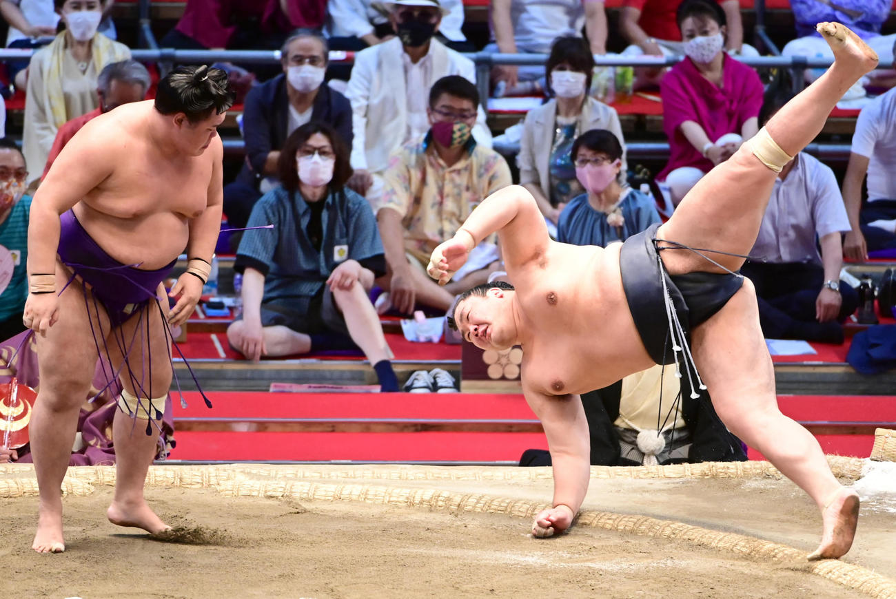明生（左）は引き落としで輝を破る（撮影・小沢裕）