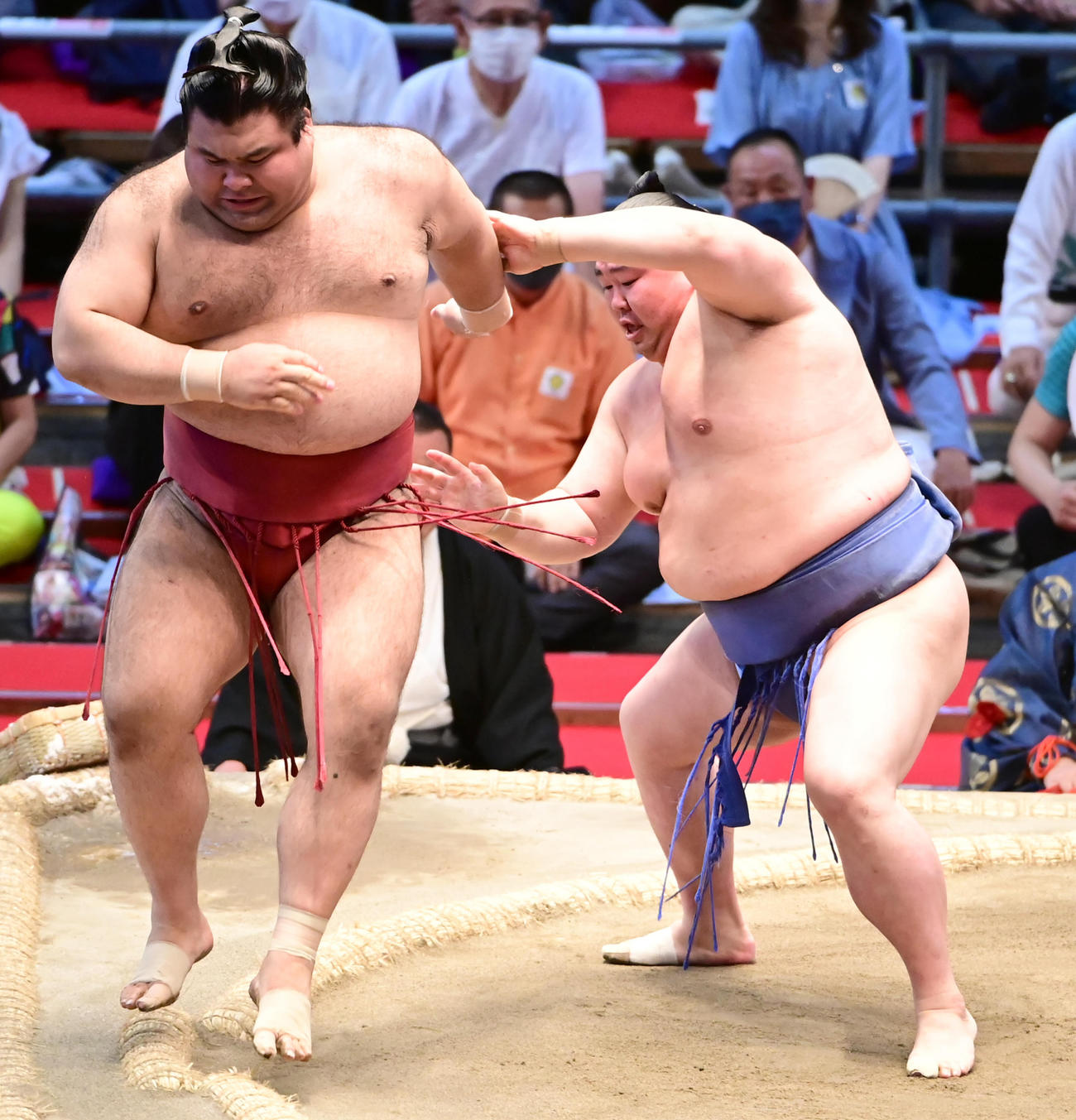 正代（右）は高安を送り出しで破る（撮影・小沢裕）