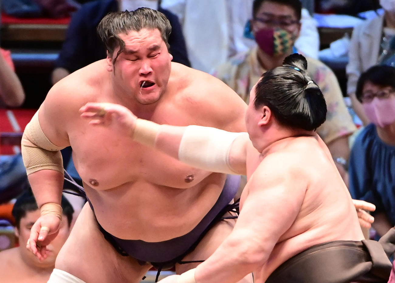 照ノ富士（左）に張り手を浴びせる白鵬（撮影・小沢裕）