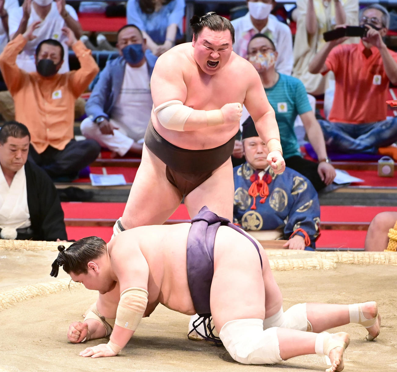 白鵬は照ノ富士（手前）を小手投げで破り全勝優勝を決め歓喜の表情でガッツポーズ（撮影・小沢裕）