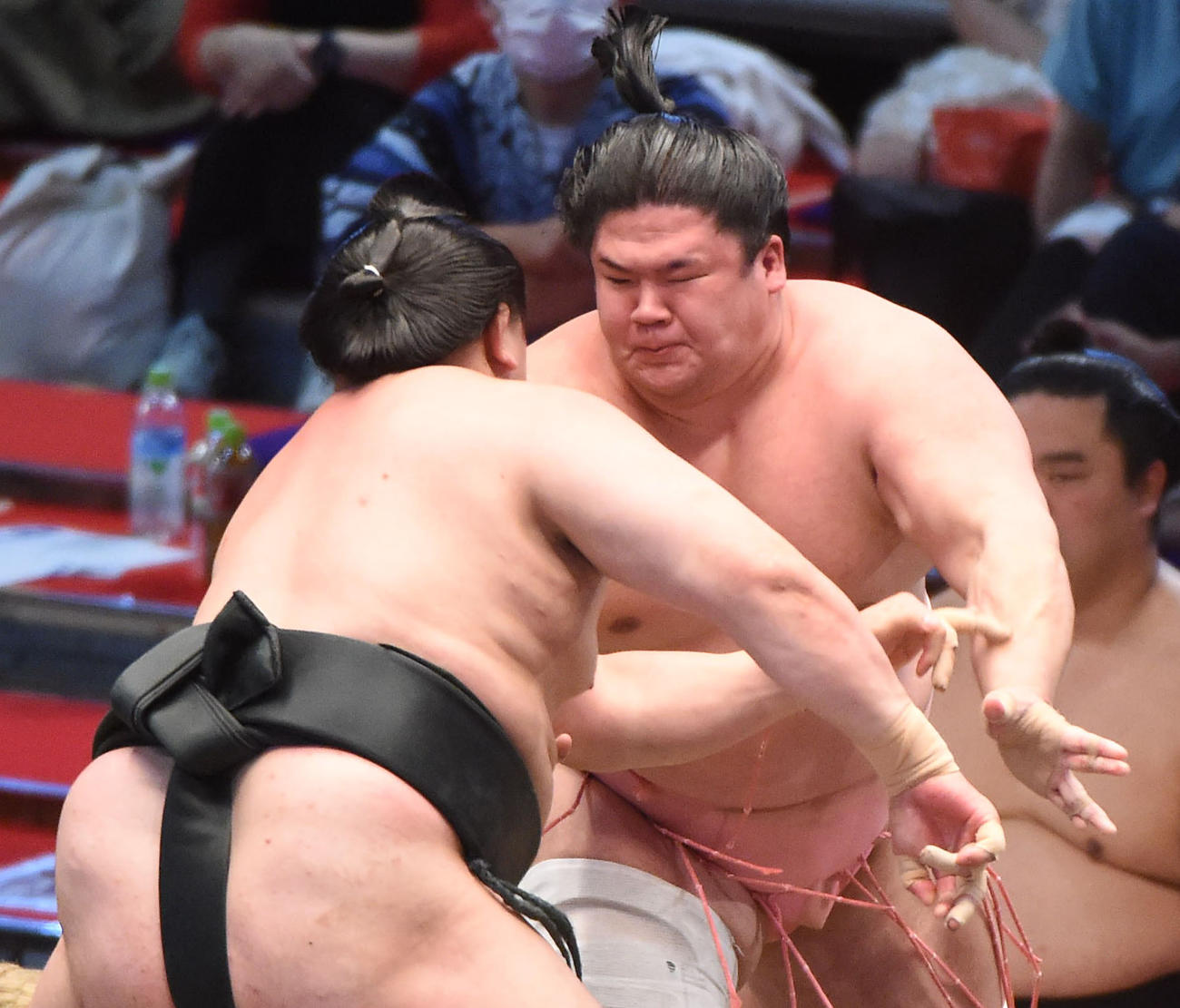 大相撲名古屋場所千秋楽　宇良（右）は千代翔馬と激しく突き合う（撮影・森本幸一）