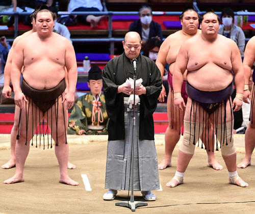 協会あいさつに臨む八角理事長(中央)。前列左から白鵬、1人おいて照ノ富士、後列右は御嶽海(撮影・小沢裕)