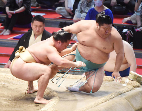 大相撲名古屋場所千秋楽 石浦(左)は天空海を寄り倒しで破る(撮影・森本幸一)