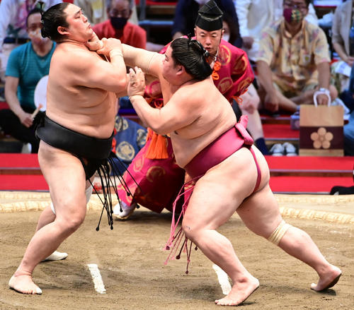 立ち合いで隠岐の海(左)を突き押しで攻める大栄翔(撮影・小沢裕)