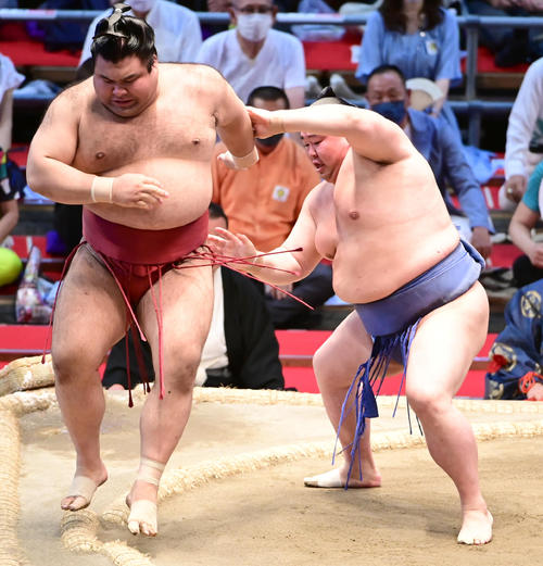 正代(右)は高安を送り出しで破る(撮影・小沢裕)
