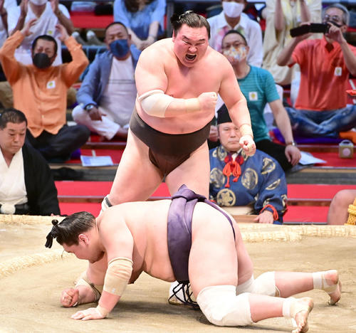 白鵬は照ノ富士(手前)を小手投げで破り全勝優勝を決め歓喜の表情でガッツポーズ(撮影・小沢裕)