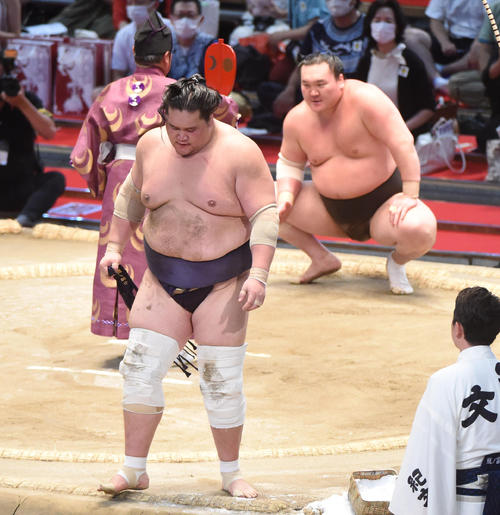 大相撲名古屋場所千秋楽 白鵬(奥)に敗れガックリ引き揚げる照ノ富士(手前)(撮影・森本幸一)