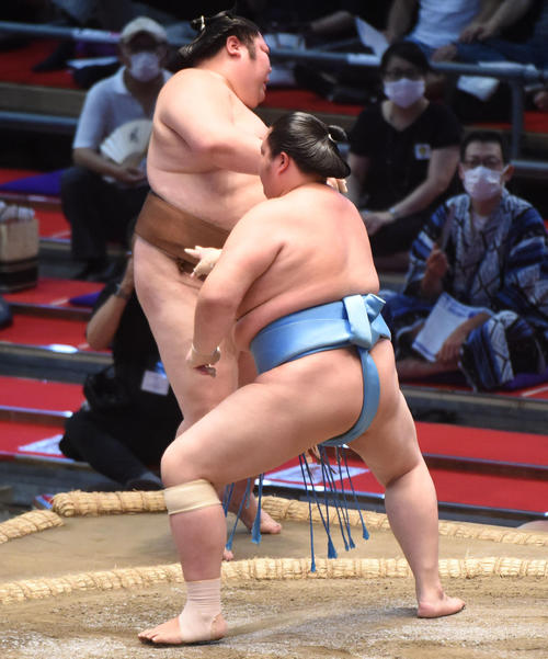 大相撲名古屋場所千秋楽 琴ノ若(右)は剣翔を寄りきりで破る(撮影・森本幸一)