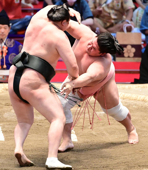宇良は千代翔馬(左)を押し出しで破る(撮影・小沢裕)