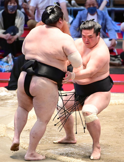 妙義龍(右)は大奄美を寄り切りで破る(撮影・小沢裕)