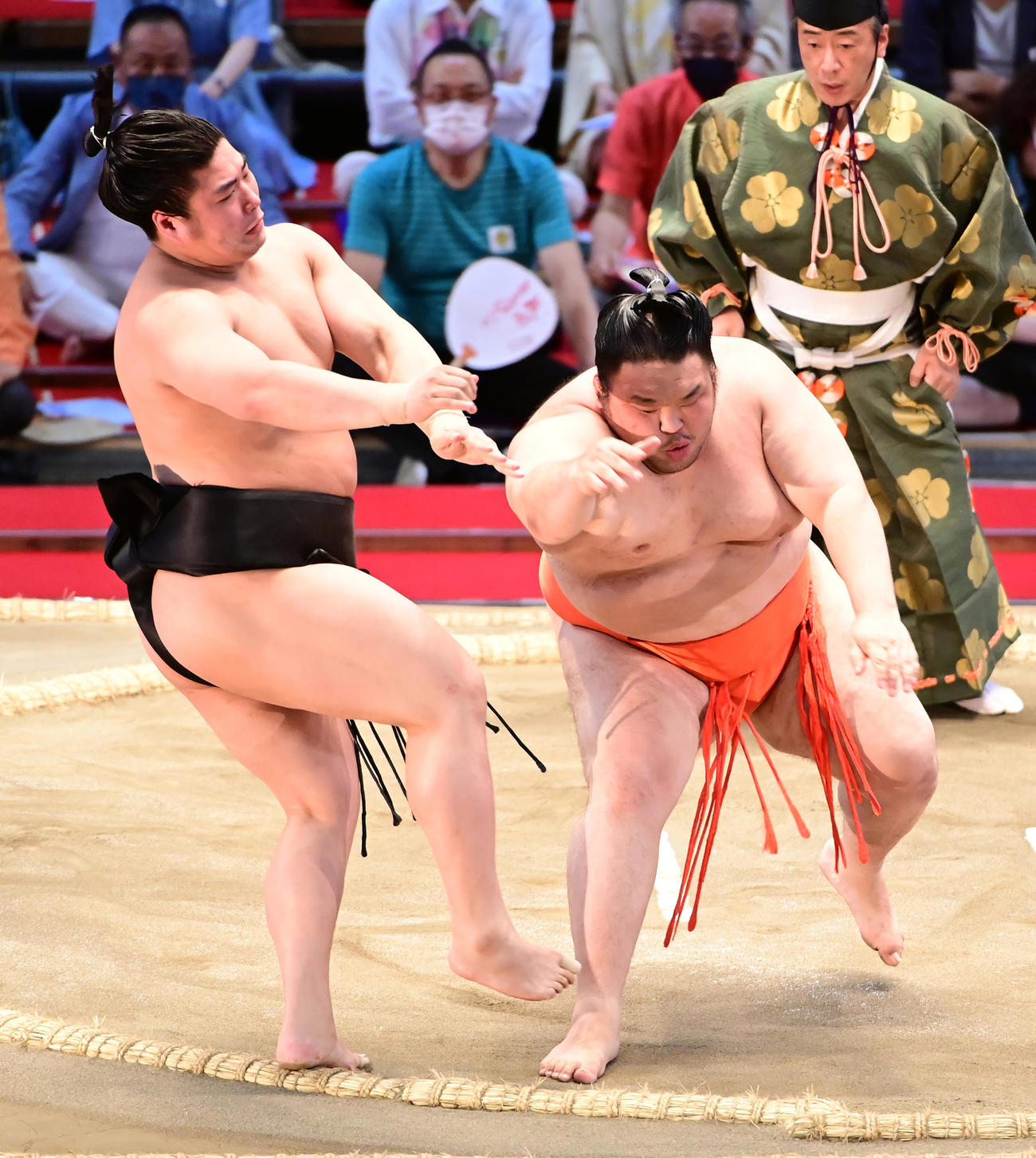 水戸龍（右）は若元春を押し出しで破り十両優勝を決める（撮影・小沢裕）