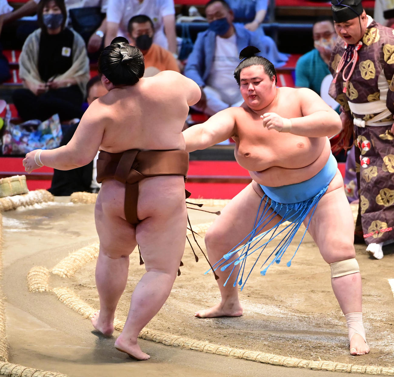 琴ノ若は剣翔（左）を寄り切りで破る（撮影・小沢裕）